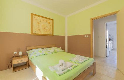 2 Bedroom Lovely Apartment In Lukovo - Foto 18