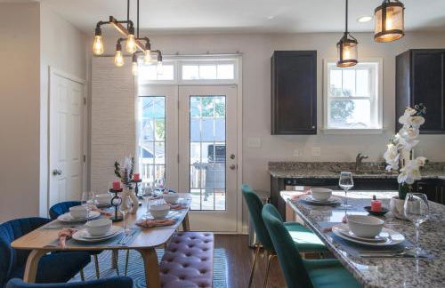 Fam-Biz Friendly 3BD with Fire pit & BBQ - Downtown - Foto 13