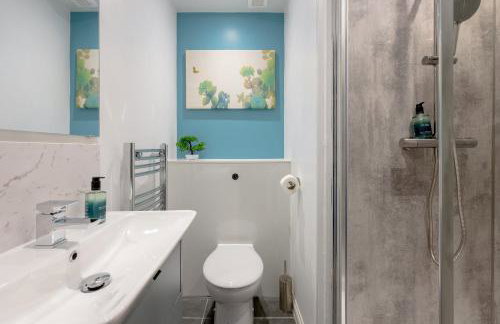 Stylish 2-Bed Flat with Balcony Near Haymarket - Pass the Keys - Foto 24