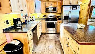 Cozy Lakefront Retreat with Game Room, Outdoor Living and Dock in Wisconsin - Foto 2