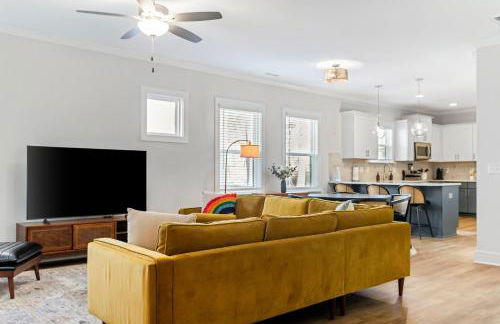 Family-Friendly 4BR with Fenced Yard & Parking - Foto 1