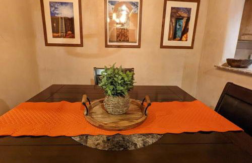 Enchanted Casita with Private Outdoor Hot Tub and Patio, Near Santa Fe Plaza, Sleeps 4 with free parking - Foto 24