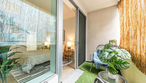 Stylish 2BDR & 2BTH - 15 mins walk to the beach! - Foto 2