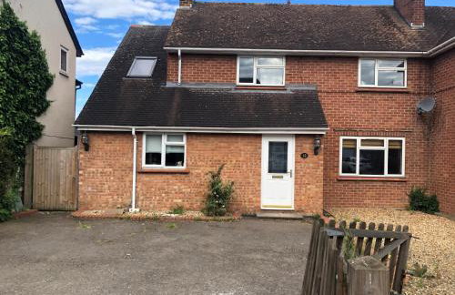 4 bedroom house walking distance to Silverstone C - Photo 1