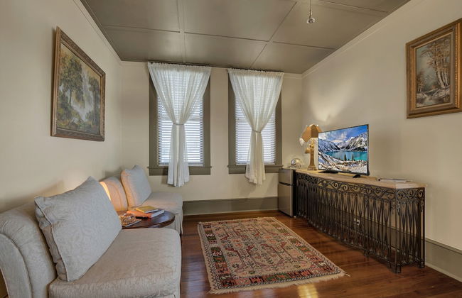 Beautiful and Unique Home With Fireplace and Pool! - Photo 16