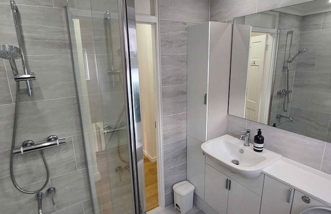 Luxury 5 Bedroom 2 BA House with Parking - Foto 26