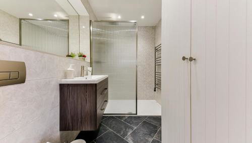 Spacious 2BR Flat with Private South Facing Terrace in West London - Photo 5, Shower