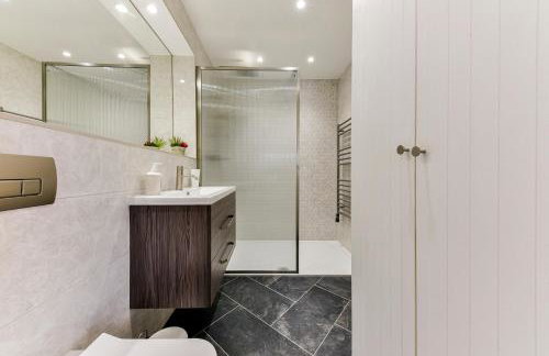 Spacious 2BR Flat with Private South Facing Terrace in West London - Foto 5