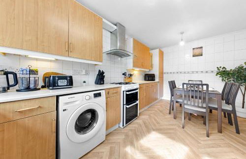 Cozylease 3 Bedroom Canary Wharf Family,Workcation, Fast WiFi, Workspace,1 stop to City - Photo 49