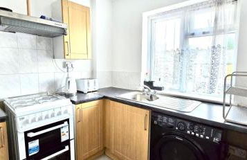 Cosy & Spacious 3Bed Apt on High Street Wi-Fi - Photo 3