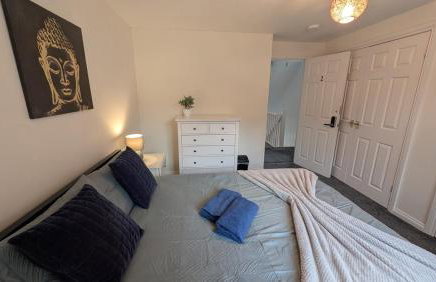 Large Modern House With Private Parking - Photo 72