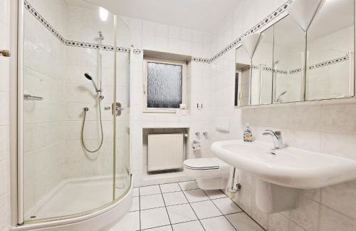 Tolstov House - 6 Room House with Terrace and Parking - 30 Min Messe DUS - Foto 17