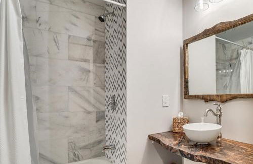 Game Room and Backyard Modern Altoona Home! - Foto 11