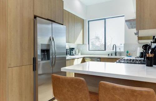 Modern Luxe Retreat Four-Bedroom - Photo 33