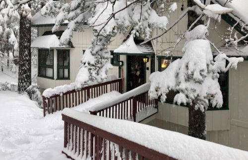 Spacious Lake Arrowhead Home with 2 Decks and Views - Foto 28