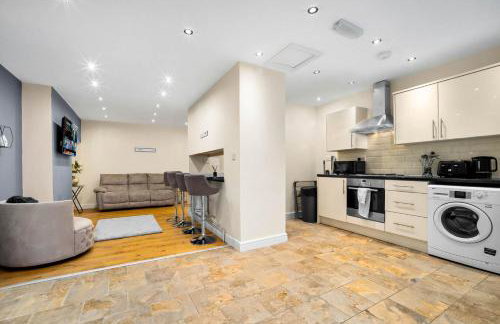 Harborne House, Perfect for Contractors & Families, sleeps 8 - Photo 3