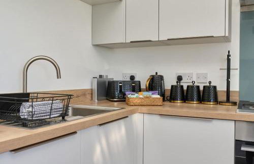 The Penthouse In Bonchurch By Greenstay Serviced Accommodation - Stunning 3 Bed Apt With Sea Views & Parking - Perfect for Families, Small Groups & Business Travellers - Dog Friendly - Fast Wi-Fi - 1000 Mbps - Close To Ventnor & Shanklin - 5 mins To Beach - Foto 17