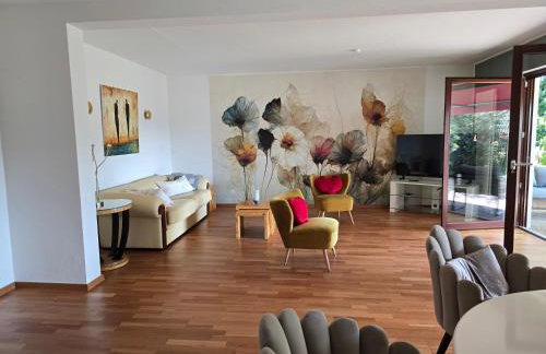 Exklusive Ferienwohnung Bad Salzschlirf - direkt am Waldrand - großer Garten kompett umzäunt - Hunde willkommen - 2 private Stellplätze - Foto 2