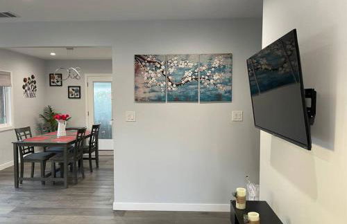 Adorable 2BR-2BA House with EV & Free Parking and Family Friendly in Los Angeles - Photo 16