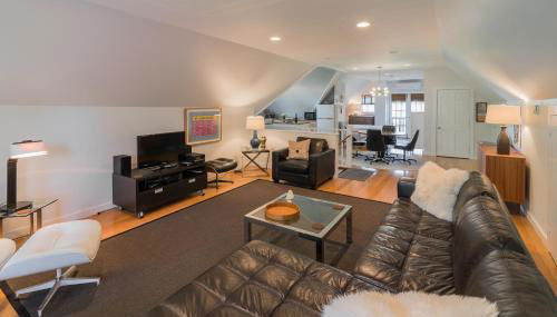 The Carriage House Loft - Photo 3