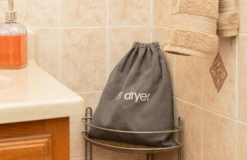 The Gem-3 Bedrooms! King, Full & Twin Beds, Sauna with Free Parking plus more - Foto 18