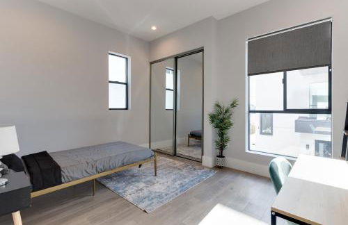 Modern 5 Bedroom Masterpiece With Rooftop Deck - Photo 26