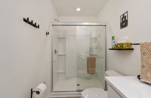 Stylish 3BR Getaway across Bristol Speedway - Foto 45