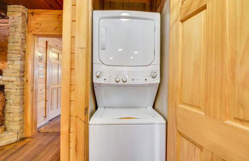 Hot Tub and Fire Pit Riverfront Helen Cabin - Foto 16