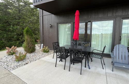 Newly Updated Modern, Spacious, and Cozy Condo- Right on the Lake! - Foto 17