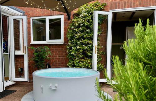 Sleeps 8-10 Cotswold Home with Hot Tub & Parking - Foto 1