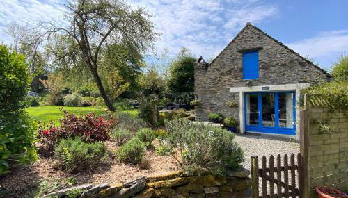 Hayloft at Kergudon Gîtes, Couples' gîte with pool - Foto 3, Garden view