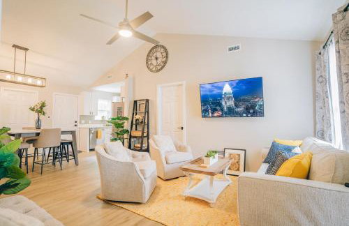 City Retreat - 4 Bedroom Oasis with King & Private Yard near Downtown - Foto 46