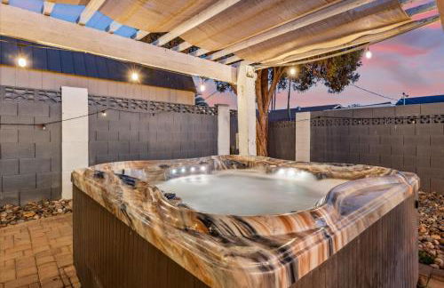 Vacation House! 6BR, FREE Heated Pool, Arcade & Hot Tub - Photo 3