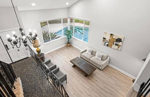 Serene Hilltop Oasis Above the City w Private Pool - Foto 27