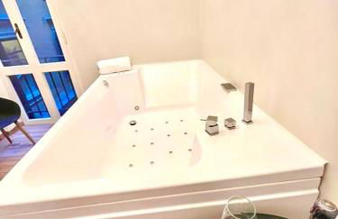 Pantheon Luxury Jacuzzi Apartment - Photo 3