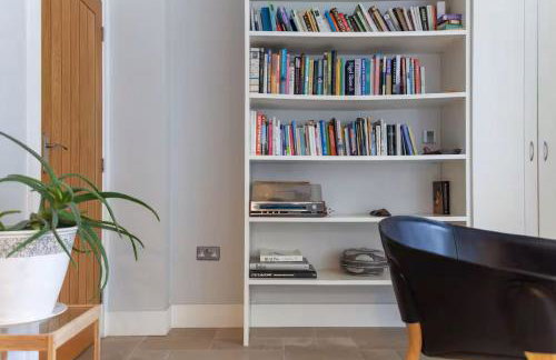 Beautiful light filled apartment in London - Photo 2