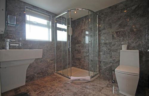 Queens Road - Luxury Spacious Home in Chester - Photo 13