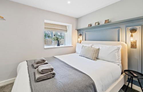 CORN FLOUR LODGE at PITKERRO MILL with HOT TUB 3 double bedrooms with TVs, 1 en-suite, 2 further bathrooms, fully equipped kitchen, large family dining area, FREE parking, WiFi, private garden, short, mid,longterm stays available with HONEYCOMB HOSTS - Photo 17