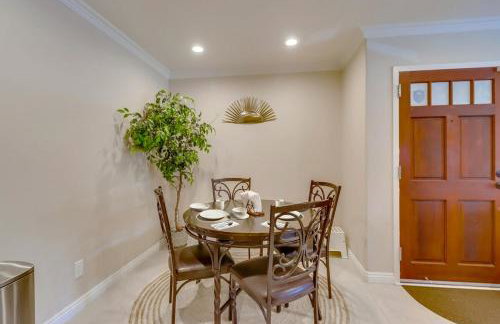 Entire Private Home with 3 Bedrooms 2 Bathrooms, Family Home Free Pool, Tub and Parking, Available Now - Foto 25