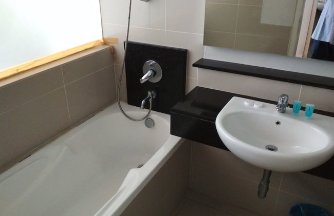 Queens Service Suite at Swiss Garden Residences - Photo 25