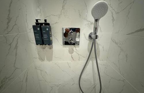 Southgate Luxury Apartments-Jaquzzi Bath-Private Parking- suitable for contractors - Foto 49