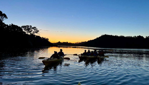 Profitez de la balade en kayak au coucher du soleil