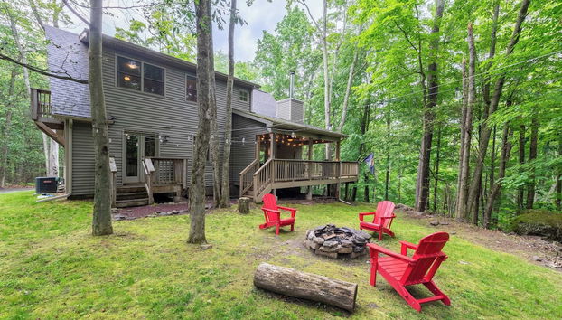 Bear Trail Chalet by Avantstay Retreat w/ Outdoor Living Deck & Fire Pit - Foto 2, Interior