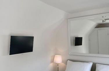 Double-Bed Bedroom, Living Room and Kitchenette, private Bathroom and Utility Room available at Willow House, Shepperton - Foto 8