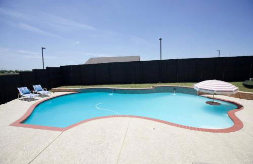 Spacious 4BR with Pool and Grill - Near Lakes and Harbor - Foto 6