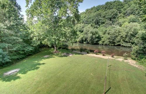 Astounding River View - Outdoor Hot Tub, Volleyball Net, Game Room + More! - Foto 44