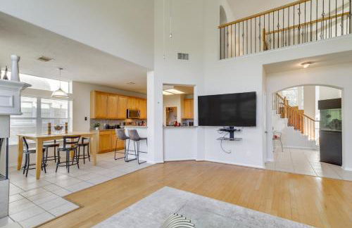 Lake-View Home with Pool Access in Legends Ranch! - Foto 6