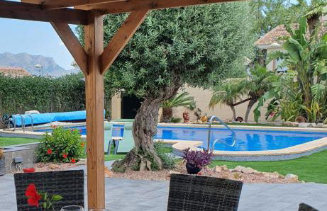 Serene mountain views Spacious garden and sole use of the 10x5m pool - Foto 1