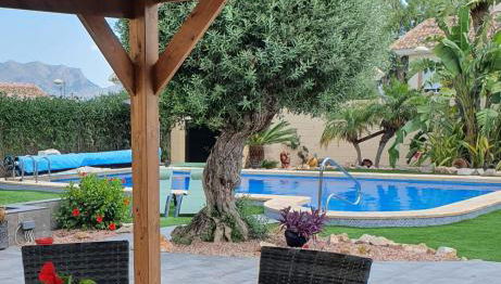 Serene mountain views Spacious garden and sole use of the 10x5m pool - Foto 1