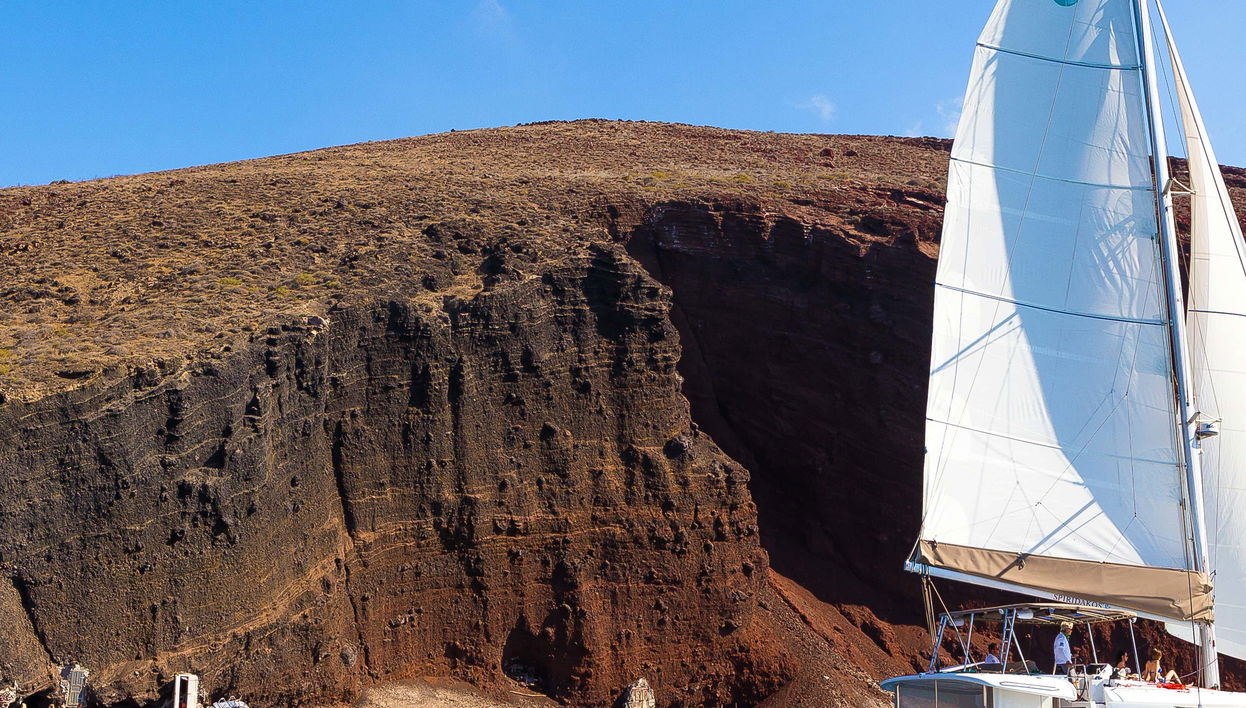 Paseo en catamarán por la Caldera de Santorini con comida